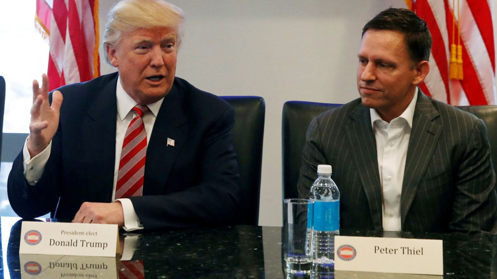 Her er Donald Trump og Palantir-grunnlegger Peter Thiel sammen under et møte i 2016. 