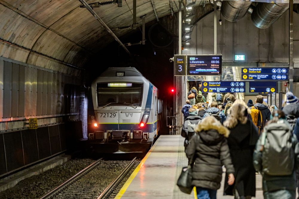 Togene går tett gjennom Nationaltheatret i morgenrushet. Ifølge Bane Nor kan små forsinkelser raskt forplante seg til store deler av trafikken.