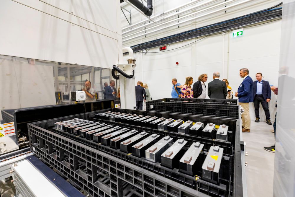 Fra åpningen av Morrows batterifabrikk i Arendal i 2024. Nå har det kommet bud, men det er ikke kjent hvem som byr, og om det gjelder hele virksomheten.