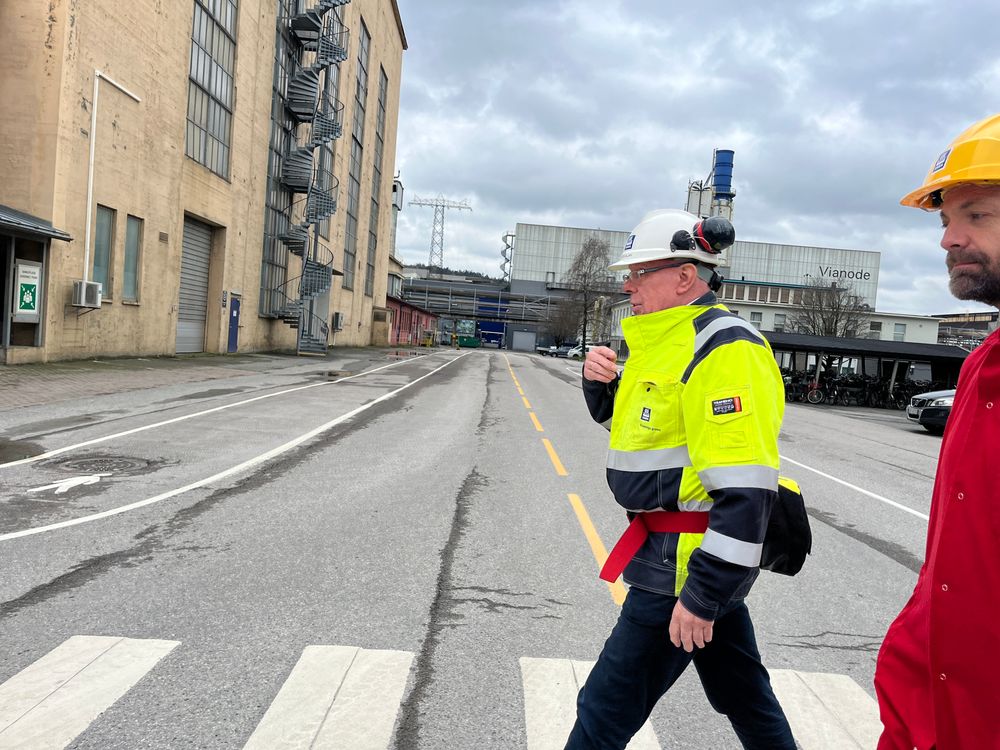Ole-Jacob Siljan er fabrikksjef ved Yara i Porsgrunn. Han minner om at Yara er et internasjonalt selskap som kan flytte produksjon dit det er mest lønnsomt. Til høyre: Einar Håndlykken i Powered by Telemark