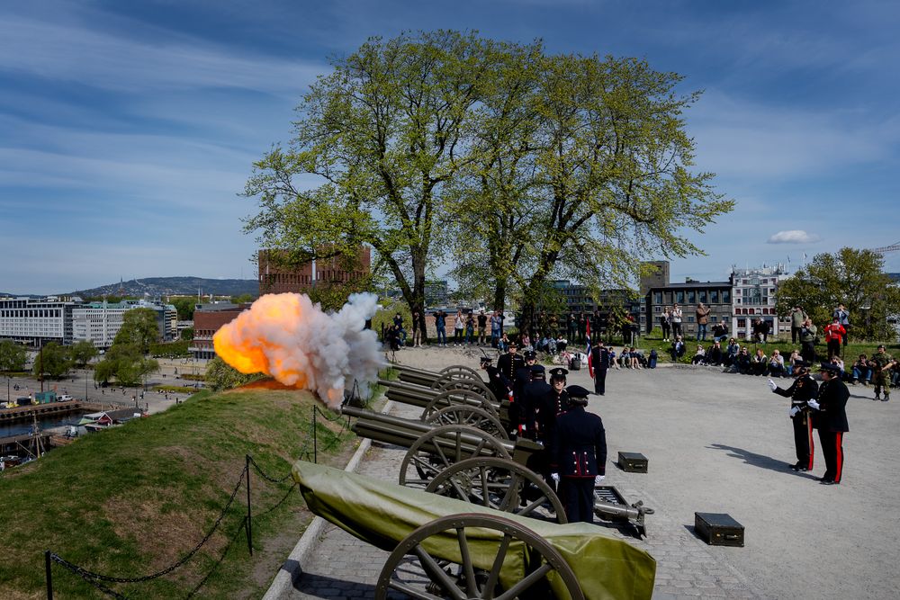 Forsvaret skyter her salutt på 21 skudd fra Akershus Festning 8. mai. Onsdag 9. september er det sørgesalutt for kong Harald V.