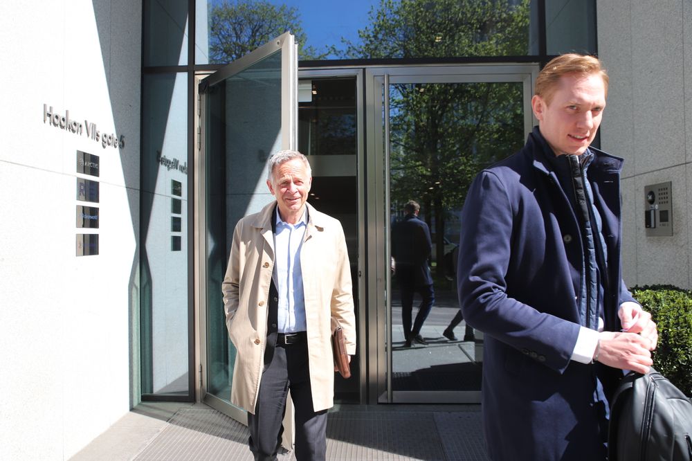 Styreleder Dag Teigland i Tekna (t.v.) sier at de produserer lite wolframpulver til 3D-printing for tiden. Finansdirektør Espen Schie i forgrunnen.
