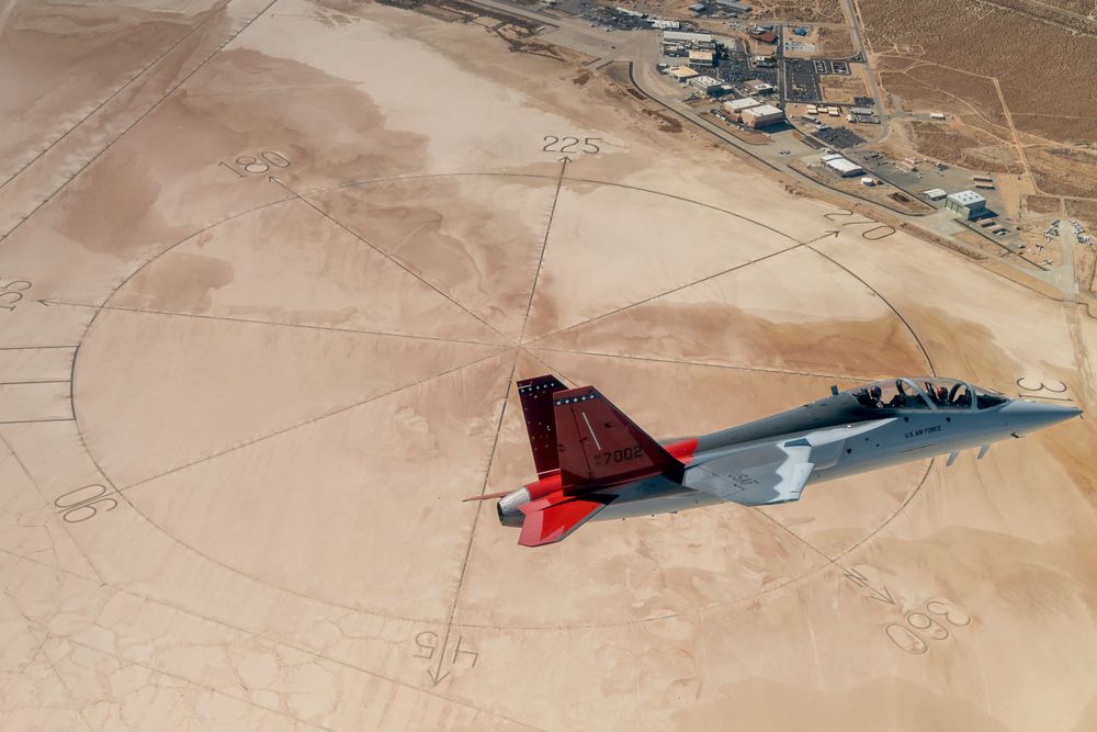 Det aller første T-7 Red Hawk-flyet som ble levert, flyr her over Rogers Dry Lake ved Edwards Air Force Base i California.