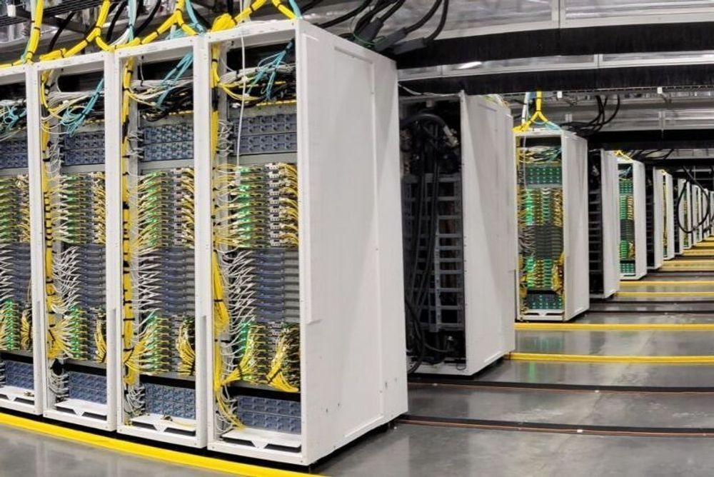 Her ser vi innsiden av et moderne KI-datasenter der tette klynger med grafikkprosessorer utfører enorme regneoppgaver. Den nye ordningen med Flex Routing betyr at norske Copilot-forespørsler nå kan bli sendt til slike anlegg i USA og andre deler av verden når pågangen i Europa er for stor.