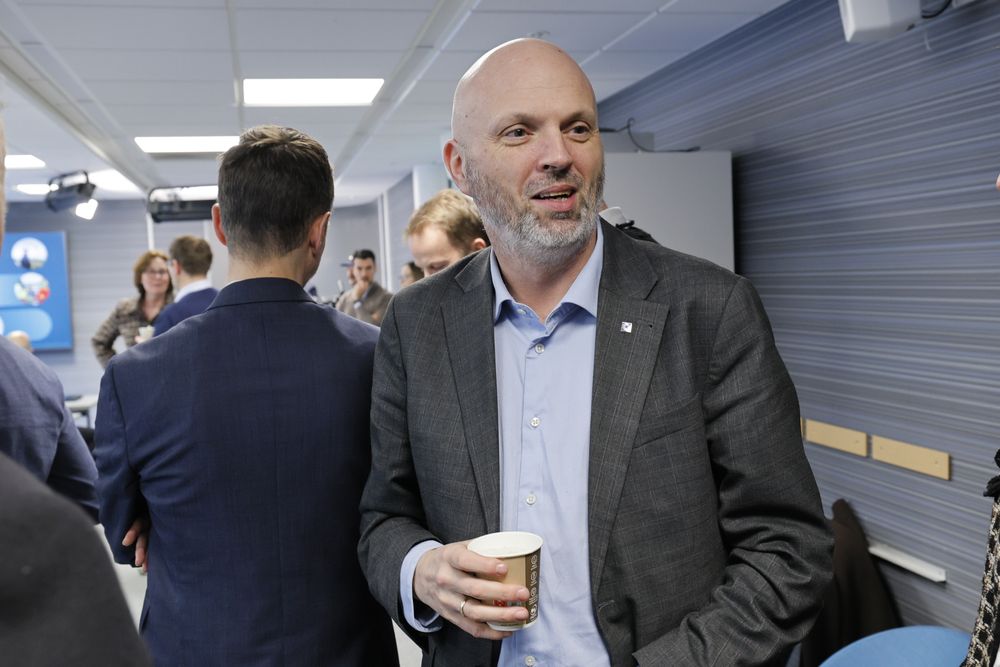 Nkoms sikkerhetsdirektør Svein Sundfør Scheie skal legge fram nye krav til reservestrøm i mobilnettet innen mars 2027.