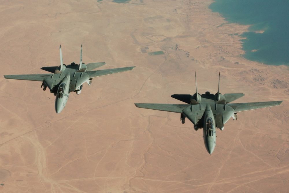 USA vil aldri mer bruke F-14 i strid, som her over Irak i 2004. Men etter minst 20 år på bakken kan tre slike fly bli gjort flyvedyktige igjen.