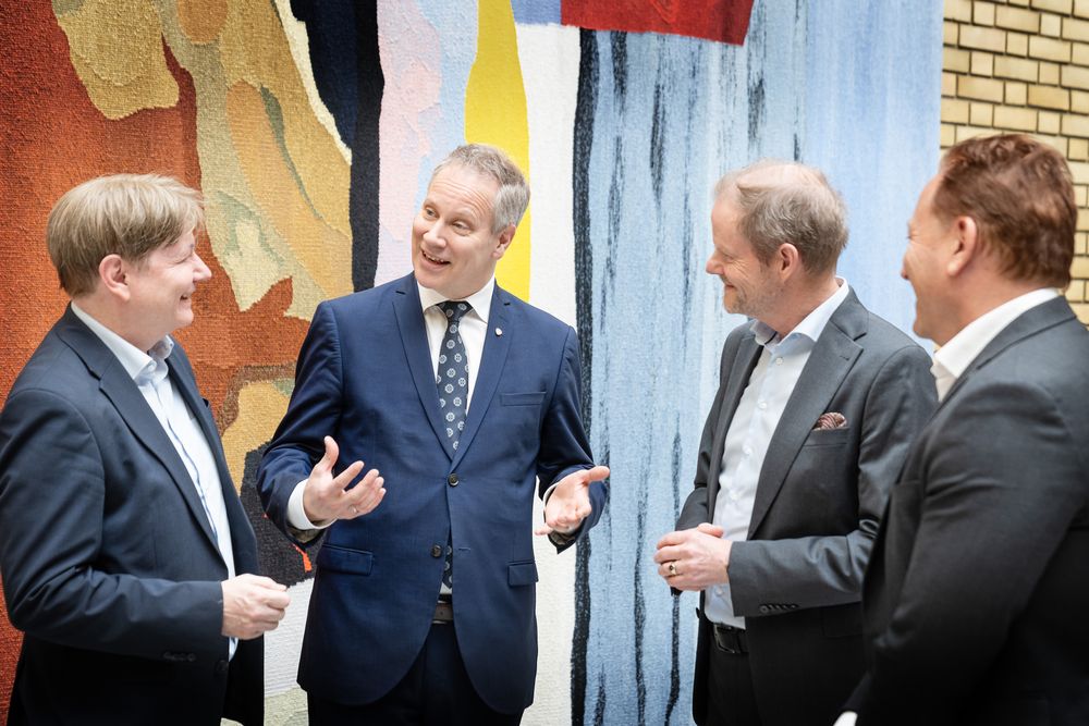 Jon-Ivar Nygård møtte tirsdag representanter fra godsnæringen på Stortinget etter at regjeringen varslet 150 millioner kroner i kompensasjon etter stengningen av Nordlandsbanen. Fra venstre: Ole Hagen i NHO Logistikk og Transport, Nygård, Are Kjensli i NHO Logistikk og Transport og Robin Olsen i CargoNet. 
