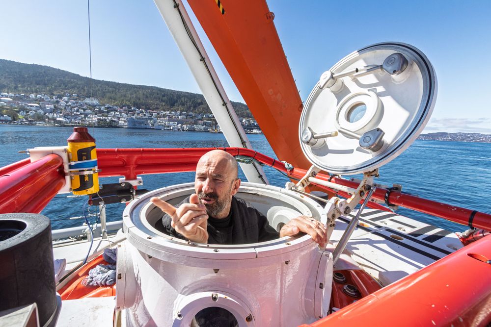 Philippe Moreau er pilot på redningsubåten Nemo. Om en ubåt havarerer på havbunnen er han en av dem som kommer til unnsetning.