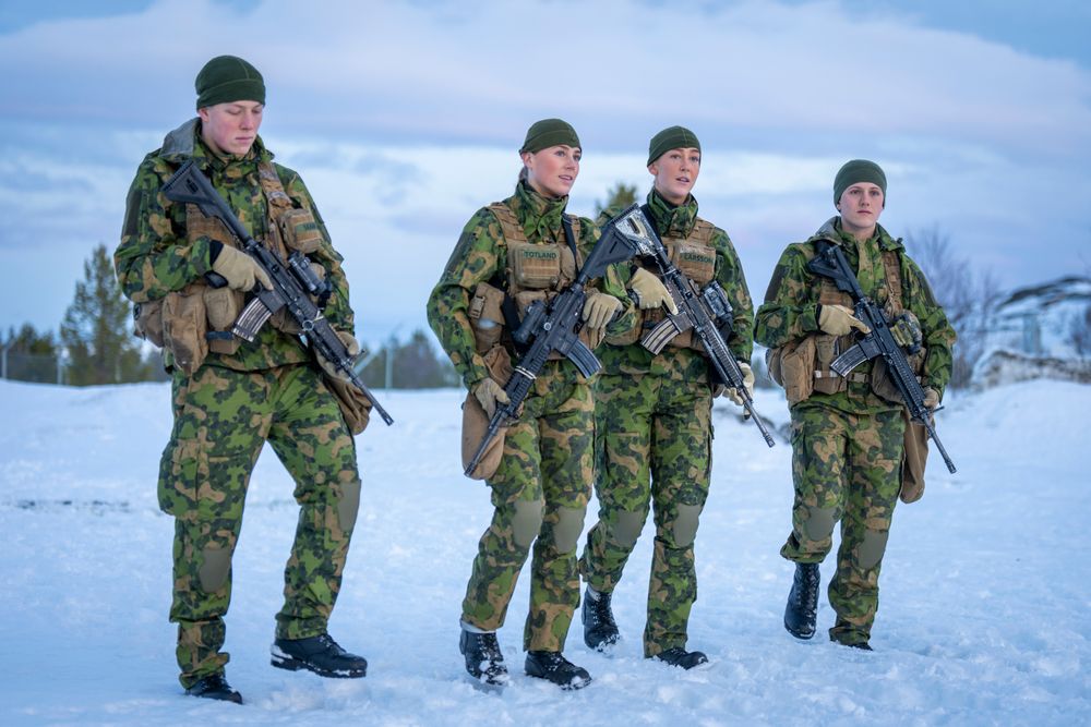 De nye uniformene ble vist frem i januar i fjor. Siden har det vært problemer med spesielt den ene uniformstypen. 
Foto: Heiko Junge / NTB