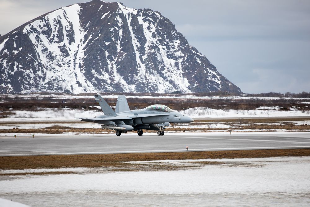 Et amerikansk F/A-18 tar av på Andøya under Nordic Response 2024.