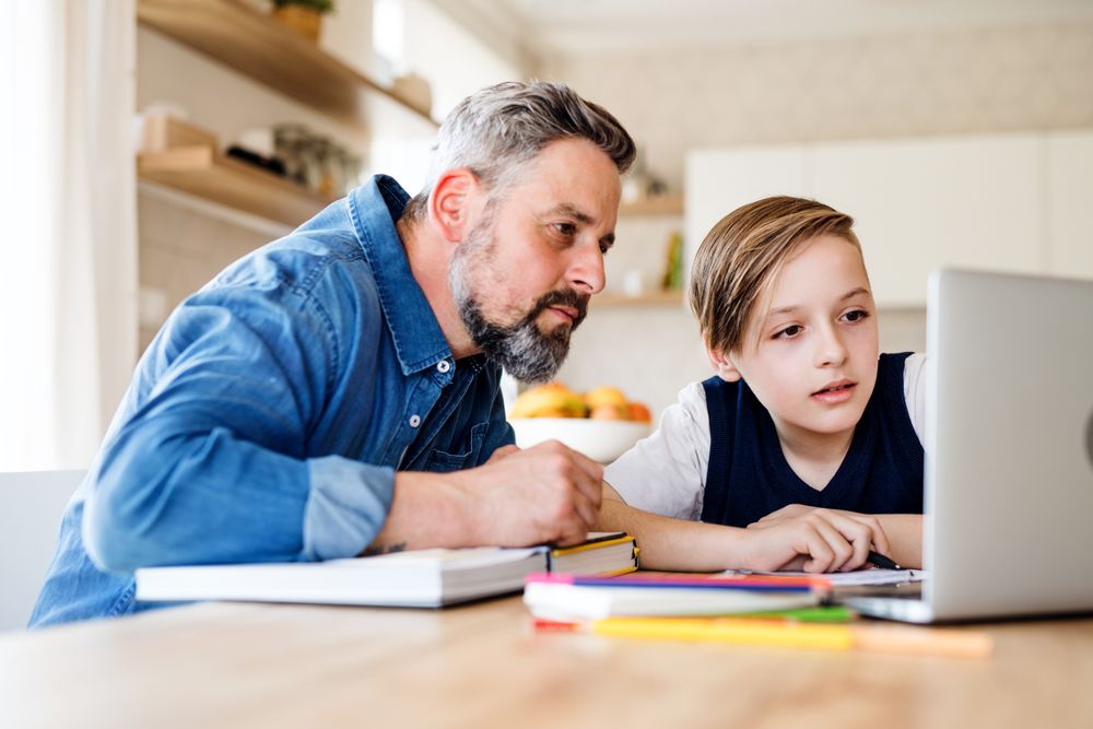 Der foreldre kan fascineres av noe de ser i sosiale medier, har barn mer digital kompetanse og ser lettere hva som er laget av KI, kommer det frem i en ny undersøkelse.