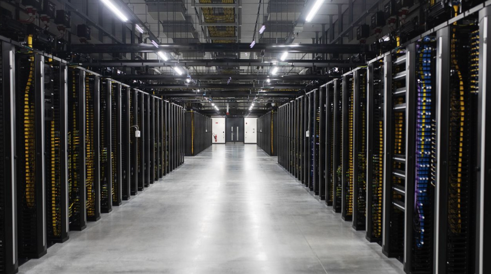 Servere står på rekke og rad i Metas datasenter i Odense. 