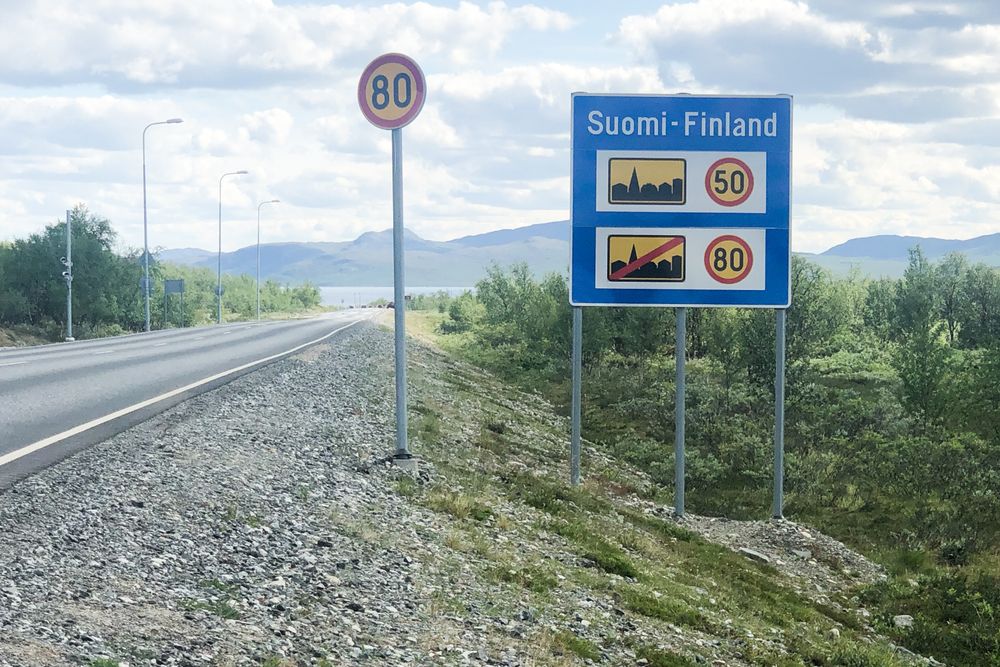 Grensen mellom Norge og Finland ved Kilpisjärvi. Den aktuelle veistrekningen er litt lenger inn på finsk side.