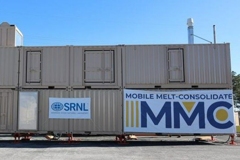 Det modulære anlegget for å gjøre høyaktivt uran til lavaktivt uran består av elleve containere og står klart til å fraktes til Norge fra Sør-Carolina når planene for omsmelting blir godkjent av DSA.