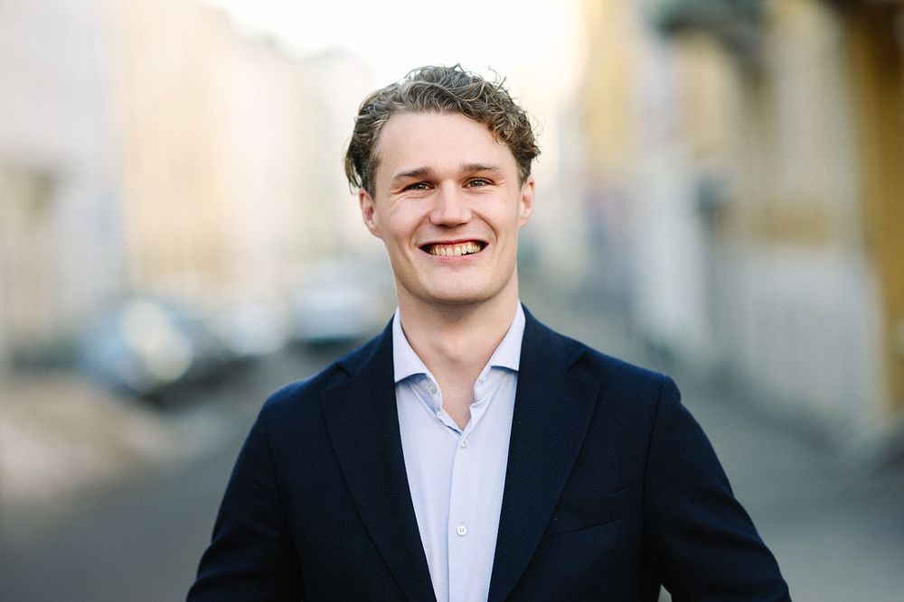 Skal vi unngå at KI-revolusjonen ender som en sikkerhetsmessig katastrofe, må vi tette gapet mellom de ansattes behov for kraftfulle verktøy og bedriftens krav til kontroll, skriver Fredrik Standahl i FM Cybersecurity.