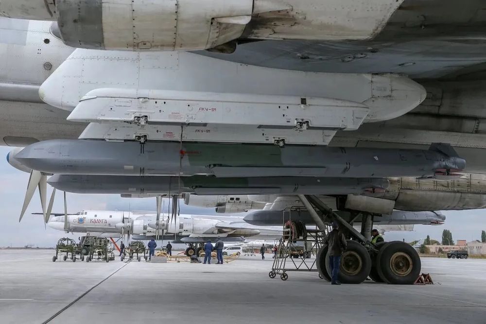 Kh-101-kryssermissiler henger under vingene på et russisk Tupolev Tu-95-bombefly. Bildet er flere år gammelt.