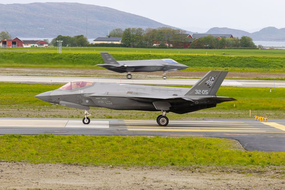 Ørland flystasjon vil igjen få besøk av blant annet italienske F-35-fly når øvelsen Ramstein Flag 2026 pågår i juni. På dette bildet fra 2023 tar et amerikansk F-35-fly av i bakgrunnen, mens et italiensk fly takser nærmest kamera.
