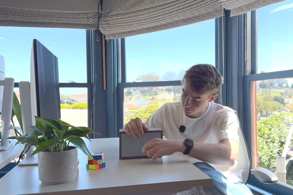 KI-teknologi er ennå ikke klar for en rekke yrker, og radiovert er trolig ett av dem. Bildet er hentet fra en av demonstrasjonsvideoene,