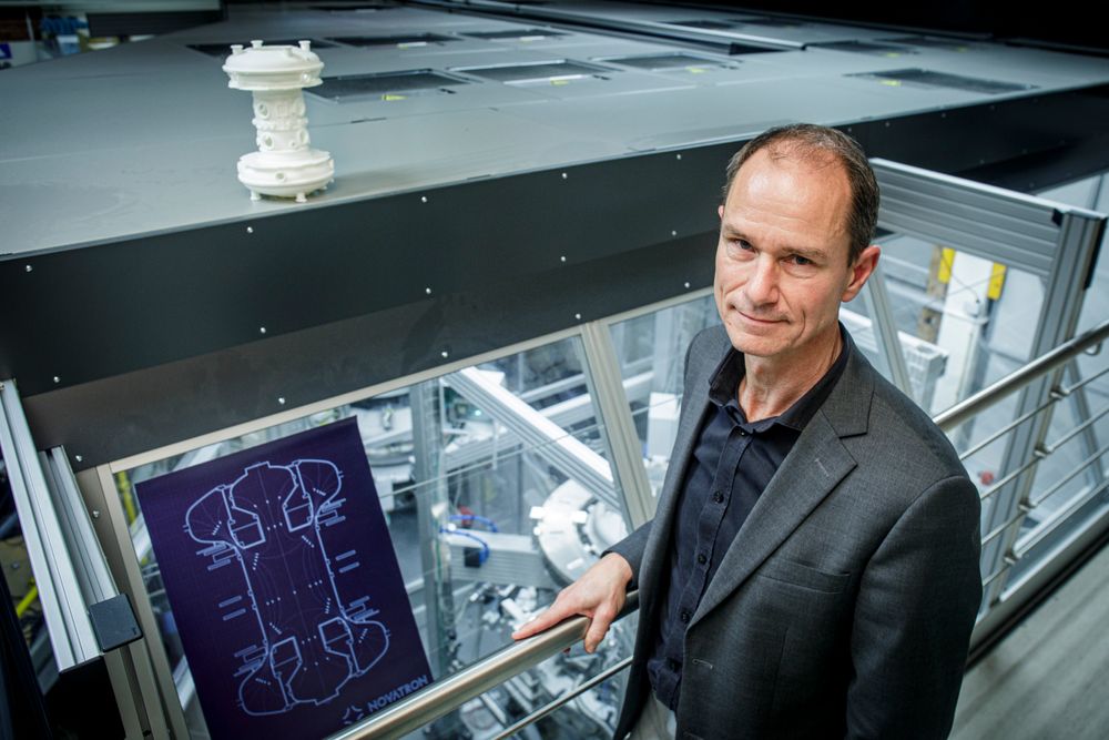 Peter Roos leder Novatron Fusion Group og har nå 75 ansatte som jobber med eksperimenter for å gjenskape solens energi. Han sier at de cirka 50 selskapene som driver prosjekter globalt er mer sikre på at de vil lykkes enn for et år siden.