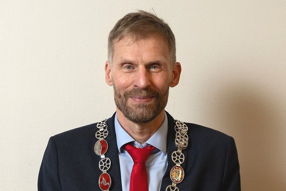 Porsanger-ordfører Jo Inge Hesjevik kritiserer regjeringen for å pålegge Statnett å ta for store hensyn til til dyr og natur.