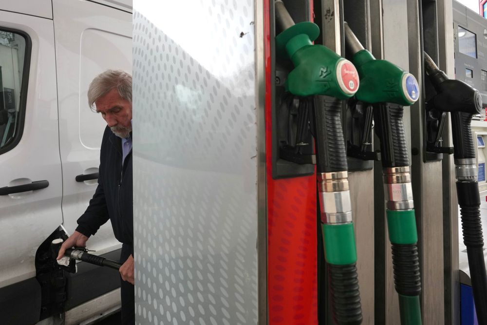 En mann fyller diesel på bilen sin på en bensinstasjon i London. Britiske myndigheter lemper på sanksjonene mot russisk råolje for å få ned prishoppet på drivstoff.
