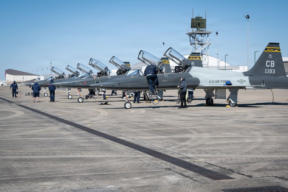 T-38 Talon-flyene til U.S. Air Force er midlertidig tatt ut av tjeneste. Bildet viser fire slike fly som har ankommet Columbus Air Force Base under en øvelse tidligere i år. Hvert fly har to seter.