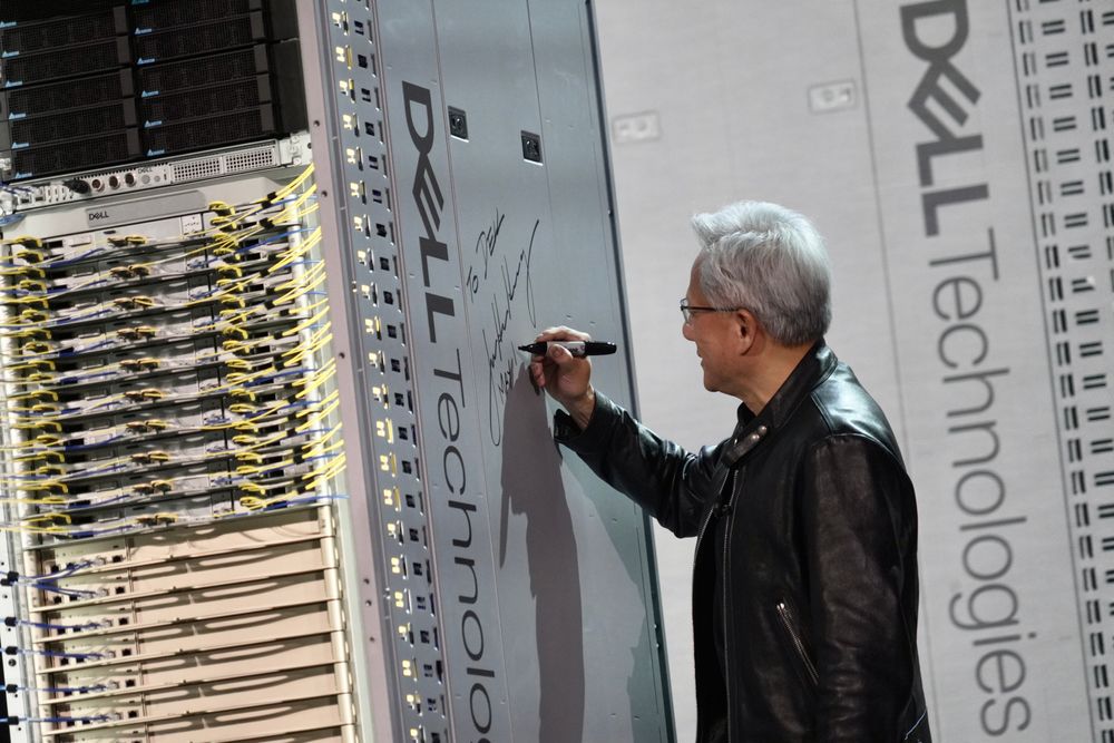 Nvidias resultat er langt bedre enn analytikerne på Wall Street hadde ventet. Her signerer Nvidia-sjef Jensen Huang en Dell-maskin.