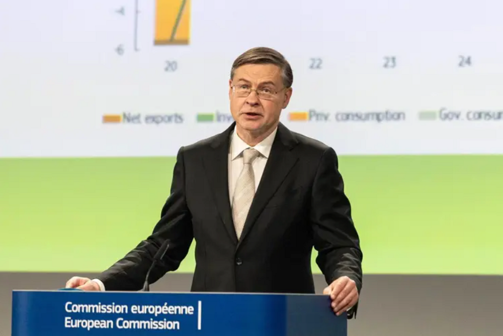EUs økonomikommissær Valdis Dombrovskis advarer om at en langvarig krise i Midtøsten kan gjøre vondt verre for Europa.