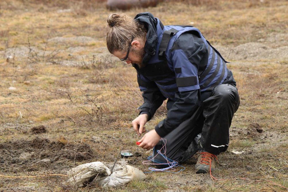 Tønnes Nygaard ville bruke robotikk til noe meningsfylt. Valget falt på minerydding. For å forstå hvorfor de er så vanskelige å bli kvitt, ble han selv sertifisert minerydder.
