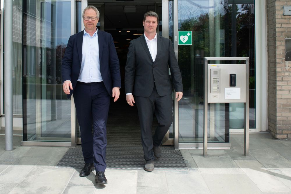 (F. v.) IT-direktør Frank Aslaksen og KI-ansvarlig Gunnar Hansen i Elkem har sammen med kolleger bygget opp KI-løsningen som skal bidra til mer effektiv drift uten å avsløre selskapets hemmeligheter.