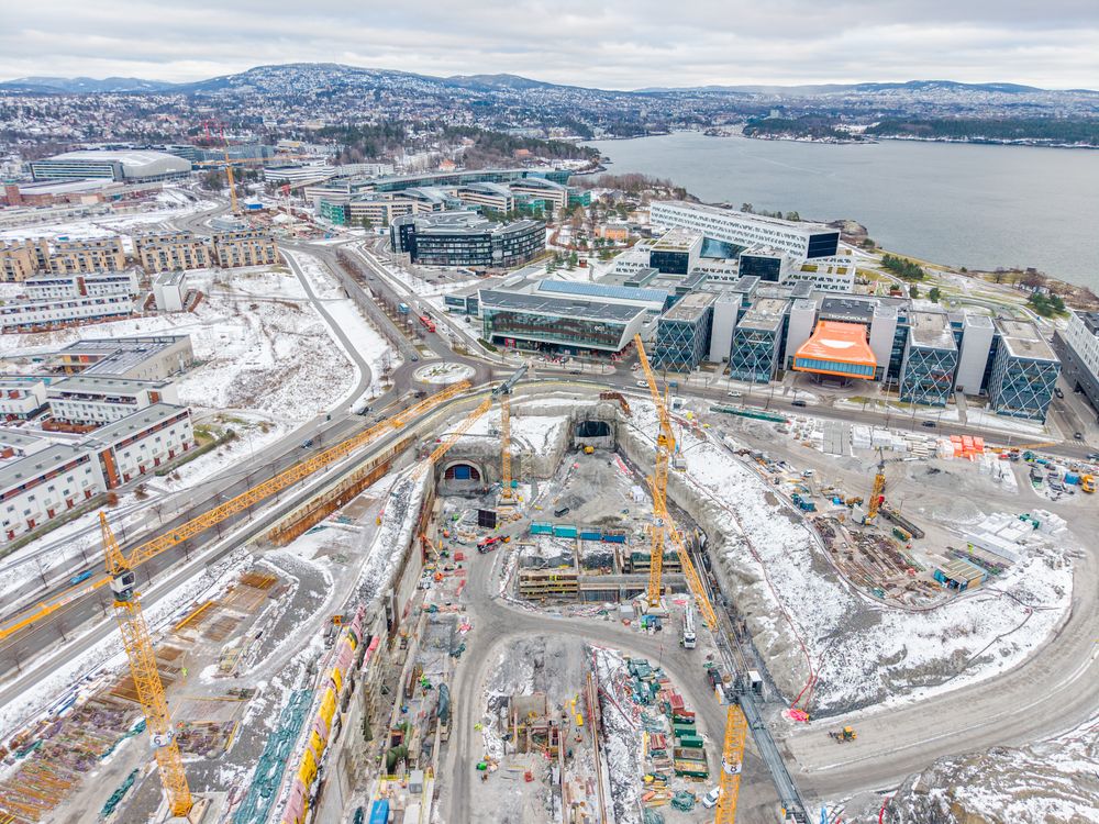 Fornebu stasjon er blant områdene som skaper usikkerhet om videre fremdrift i milliardprosjektet.