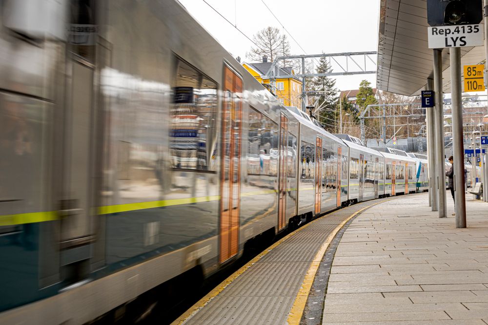 Togtrafikken på Drammenbanen er rammet av forsinkelser og innstillinger etter en signalfeil ved Lysaker stasjon tirsdag.