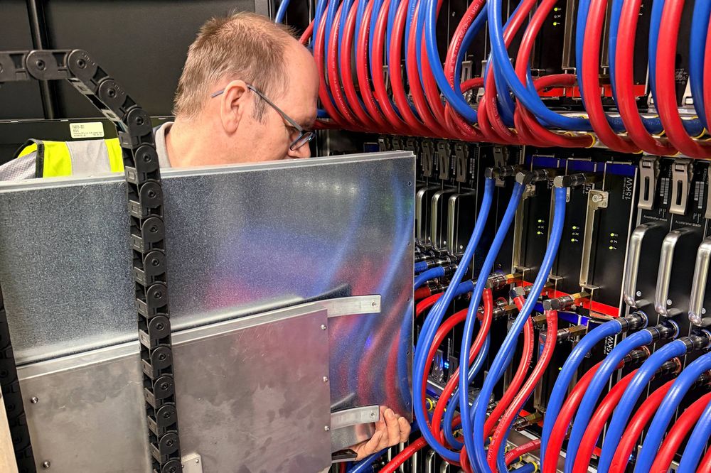 Her settes et GPU-blad forsiktig inn i Norges kraftigste superdatamaskin, Olivia. Selv om GPU-kapasiteten ble utvidet med 50 prosent etter bare noen måneders drift, er behovet for Olivias regnekraft så stort at også den nye kapasiteten nå er oppbrukt.