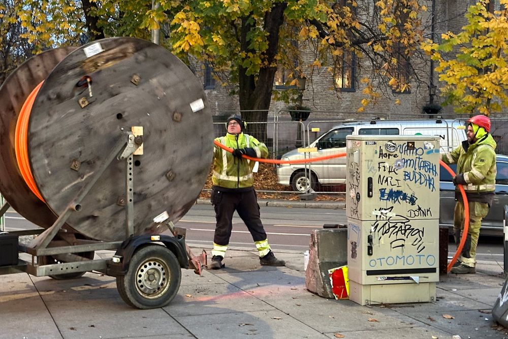 Nkoms ferskeste dekningstall viser at byggingen av gigabitfiber har stoppet nesten helt opp. Bildet viser fiberlegging i Oslo sentrum, hvor gigabitandelen er tett på 100 prosent.