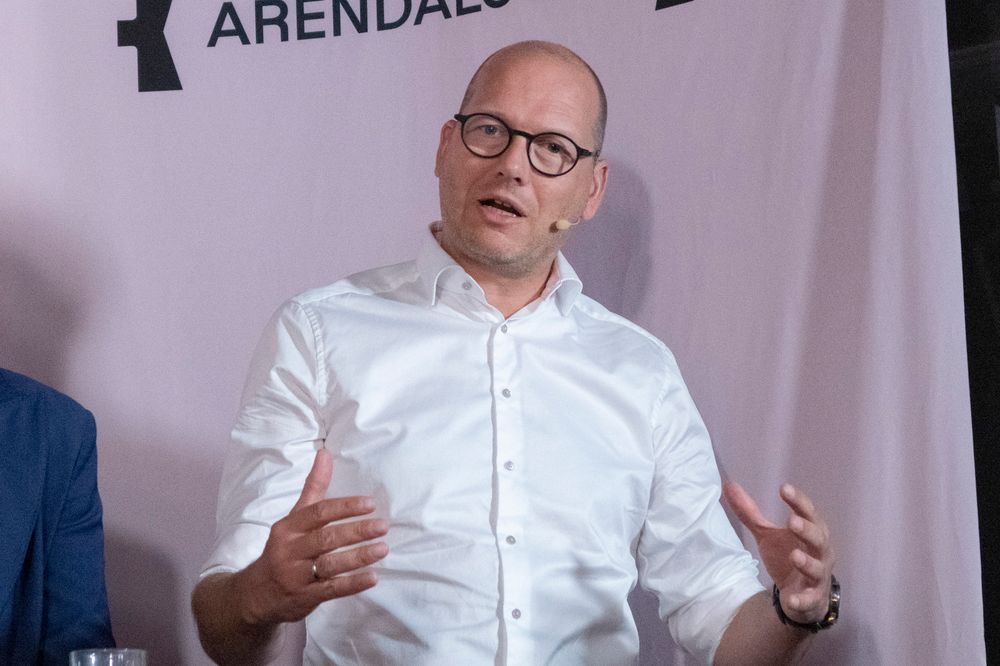 Kunder har etterspurt en ny føringsvei mellom Oslo og Trondheim, forteller daglig leder Ola Børke i Eidsiva Digital. Herr er han fotografert under Arendalsuka 2025.