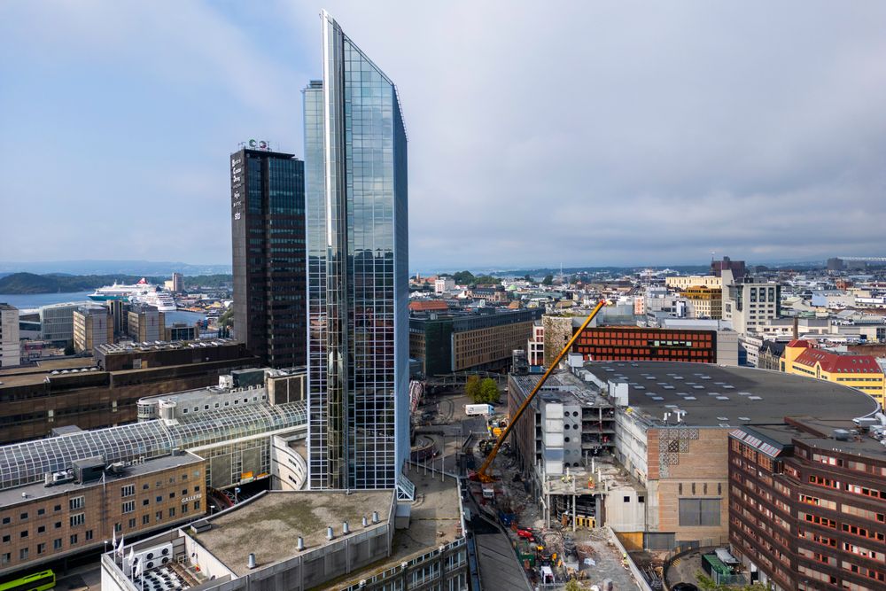 Det nye høyhuset på 120 meter kommer et stykke til venstre for Radisson Blu Plaza Hotel, slik området vises på dette bildet. Det kommer også et over 100 meter høyt kontorbygg på Oslo Spektrum-siden. Bildet er fra i fjor.