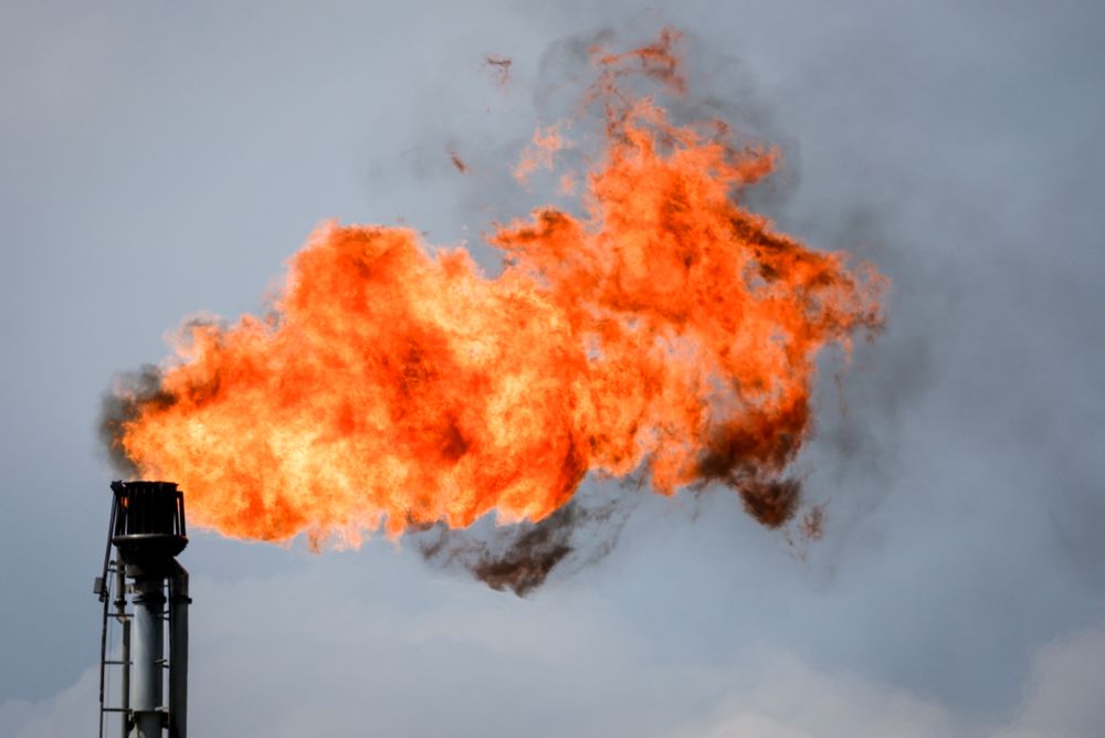 Fakling ved et anlegg utenfor Alberta i Canada. Fakling hindrer metanutslipp, men fører til CO2-utslipp.