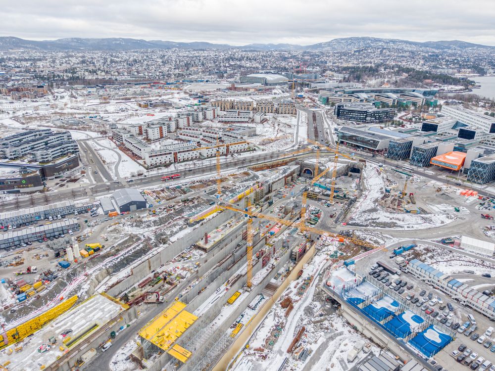 Bildet viser deler av Fornebubanen-utbyggingen. De tre hendelsene som har ført til ekstra HMS-tiltak skjedde i delprosjektene Flytårnet og Fornebuporten.