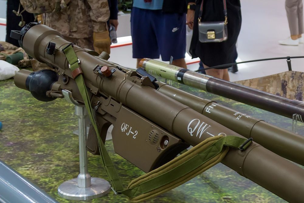 Amerikanske myndigheter mener et kinesiskprodusert skulderavfyrt våpen kan ha blitt brukt til skyte ned et amerikansk F-15 E-fly over Iran i april.  Et eksempel på et slikt våpen, QW-2, vises på bildet.