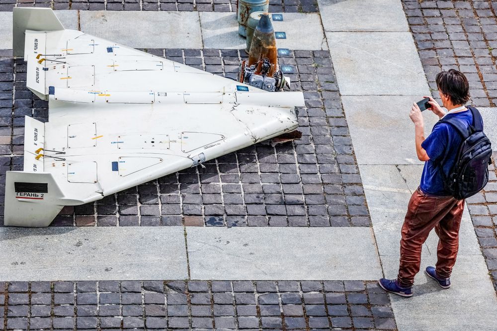 En mann tar bilde av en iranskprodusert Shahed-131/136-drone som ble brukt i et russisk angrep mot Kyiv i Ukraina i juni 2025. Bruk av spoofing kan gjøre at angrepsdroner tar en annen kurs enn tiltenkt.