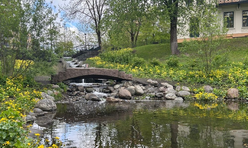 Naturbaserte løsninger som beskytter hus og gater mot oversvømmelse, skaper samtidig trivsel i nærmiljøet. Verktøyet Verbena gjør det enkelt å sammenline ulike tiltak. Dette er Hovinbekken i Oslo.