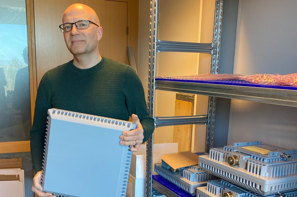 Radioingeniør Atle Sægrov er grunnlegger av Radionor Communications AS og er største eier i dag, med ca. 29,7 prosent av aksjene. Bildet er fra 2021, da han også var daglig leder, før Raymond Søderholm tok over direktørjobben i 2022. 