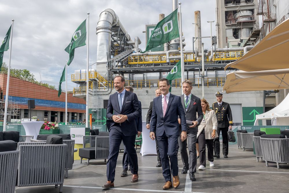 Slik så det ut da Hans Kongelige Høyhet kronprins Haakon deltok på den offisielle åpningen av CO2-fangsanlegget i Brevik i juni i fjor. Her sammen med Heidelberg Materials-sjef Dominik von Achten og energiminister Terje Aasland (Ap). 