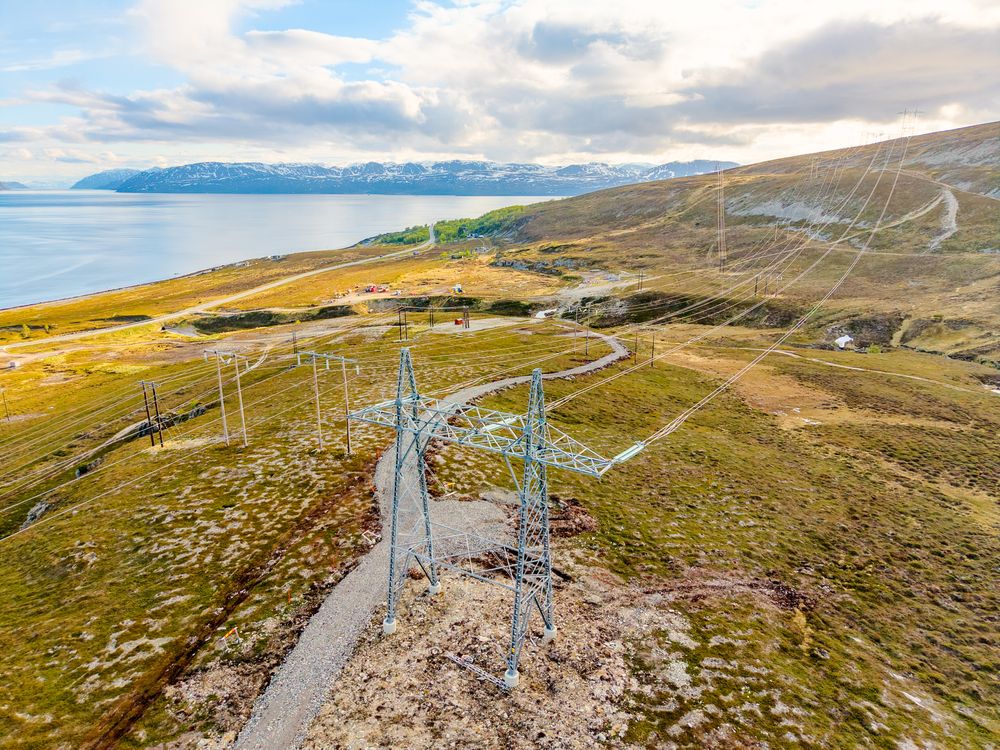 Kapasiteten i strømnettet i Nord-Norge er sprengt, og mange forespørsler om tilgang er satt på vent. I Øst-Finnmark er situasjonen særlig skjerpet. Her er 420 KV kraftlinjen mellom Hammerfest og Skaidi i Finnmark. 