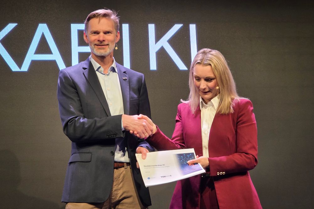 Øyvind Husby, direktør i Tek Norge, vil bruke statens innkjøpsmakt til å bygge den kompetansen landet trenger. Her overleverer han rapporten Nordisk mesterskap i KI til digitaliseringsminister Karianne Tung under Tek-konferansen 2026. Norge fikk forresten fjerdeplass i konkurransen. Eller sisteplass, om du vil.