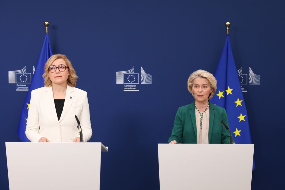 EU-kommisjonens president Ursula von der Leyen (t.h.) og tekkommissær Henna Virkkunen la onsdag fram en ny pakke for teknologisk suverenitet.