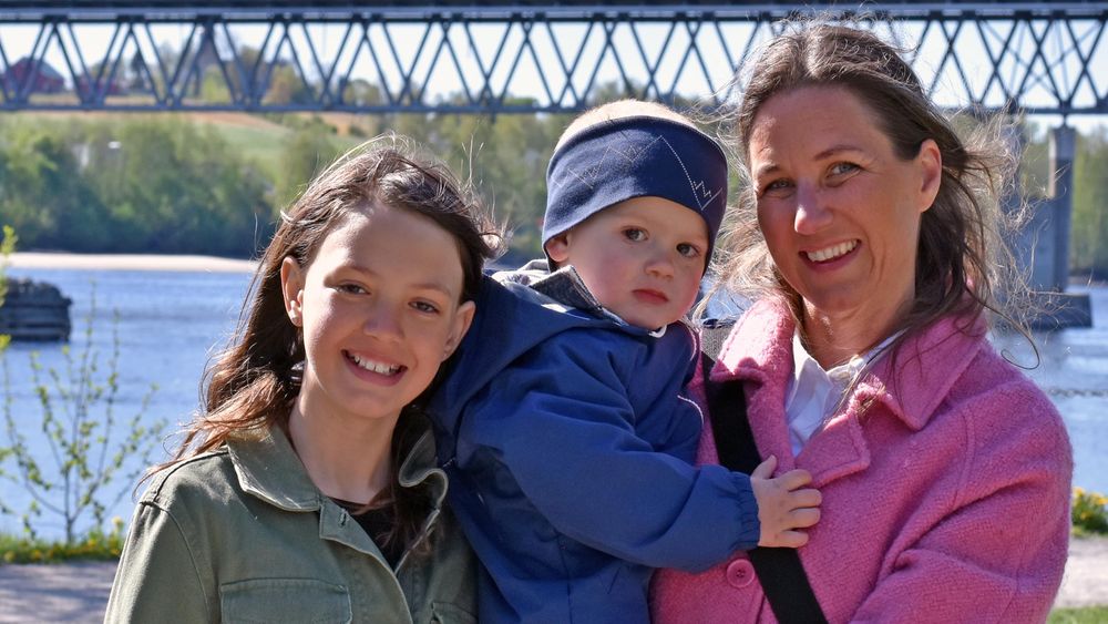 Anne Marthe Ramstad sammen med barna Olivia og Arthur. 