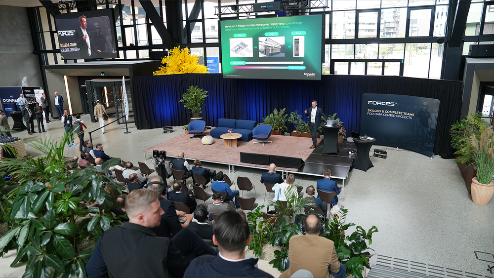 Ta hensyn til energiprosessen: «From grid to chip and from chip to chiller». På konferansen Connect DC X Construction presenterte Erik Gjesdal, direktør for datasentre i Norden og Baltikum i Schneider Electric, hvordan moderne KI-datasentre bør bygges. 