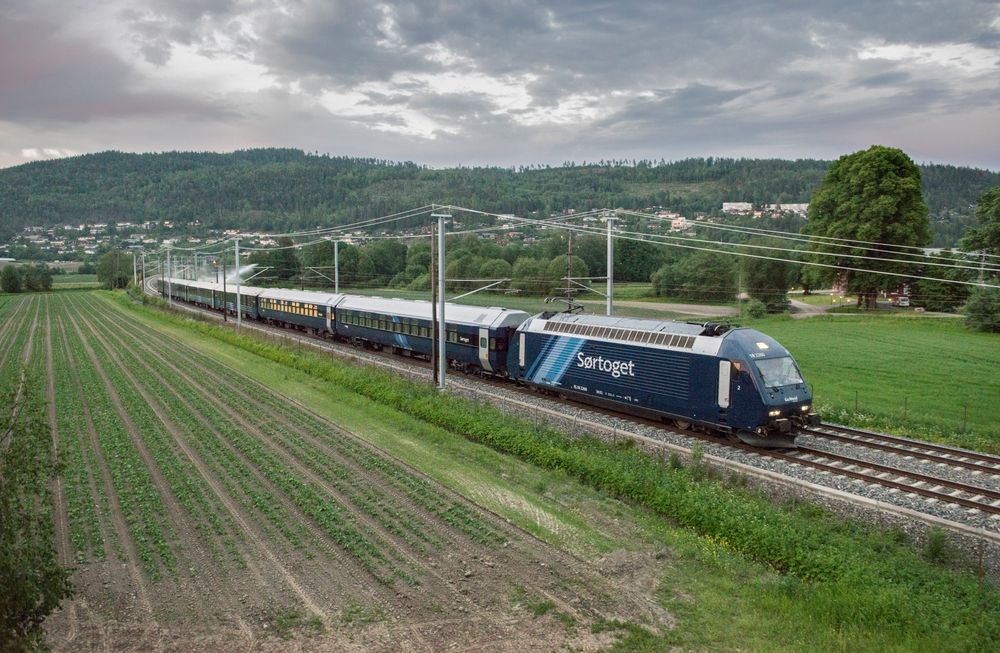 Et lokomotiv type El18 på Sørlandsbanen.