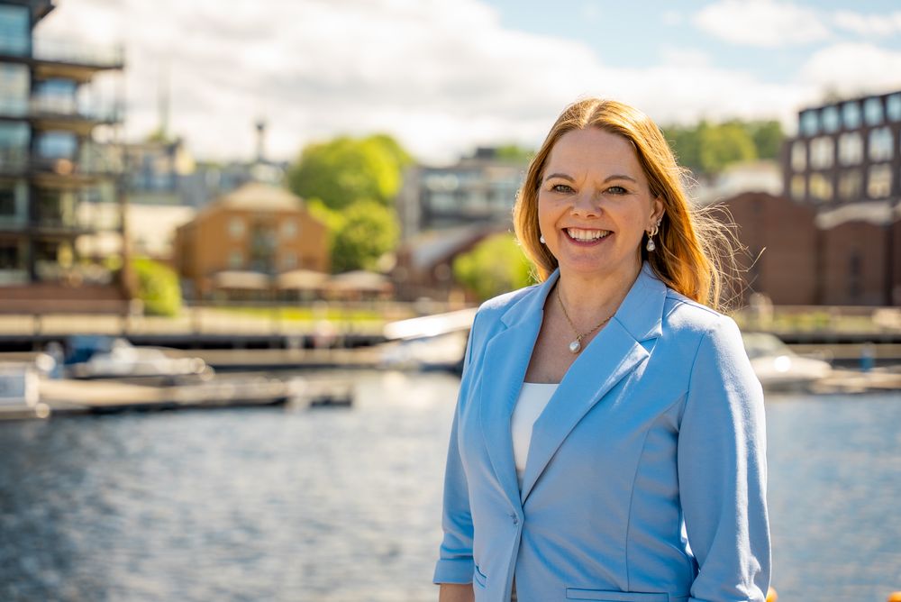 Halvportrett av kvinne i lyseblå blazer.